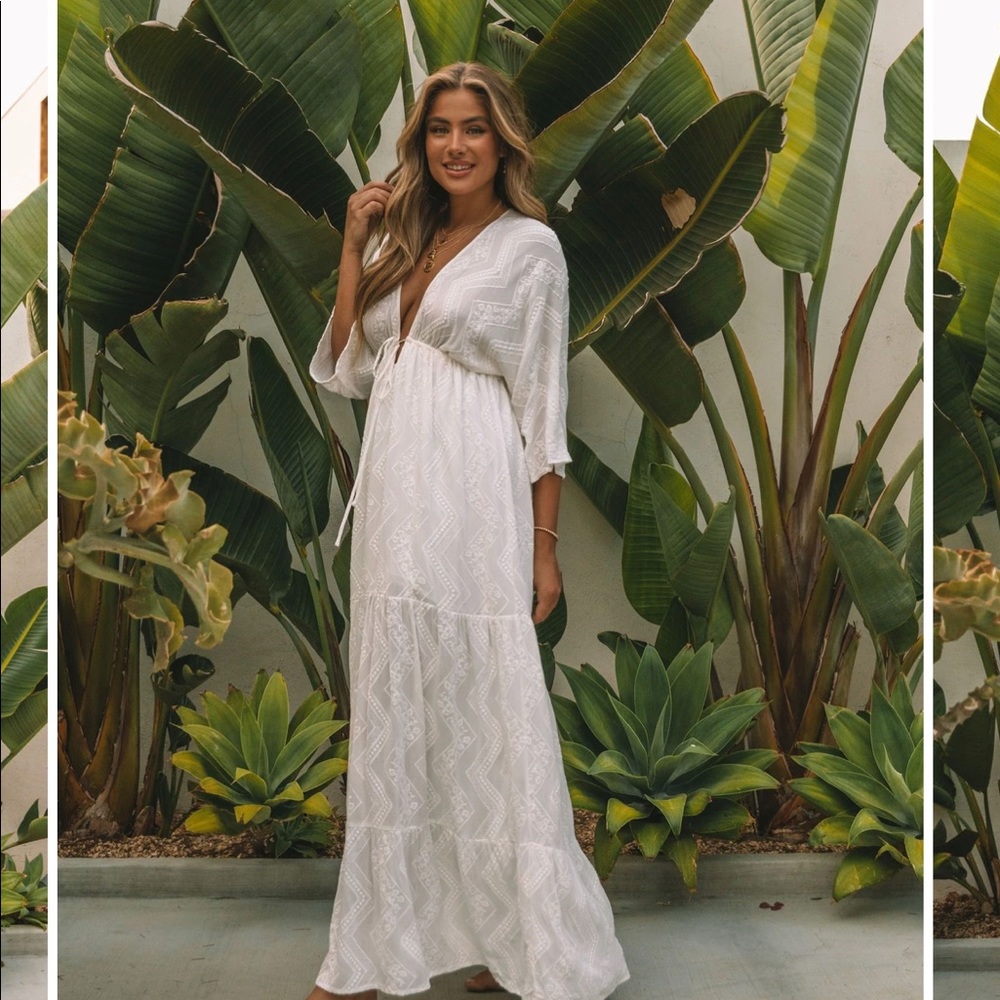 Never worn, but missing tags. White kimono maxi.